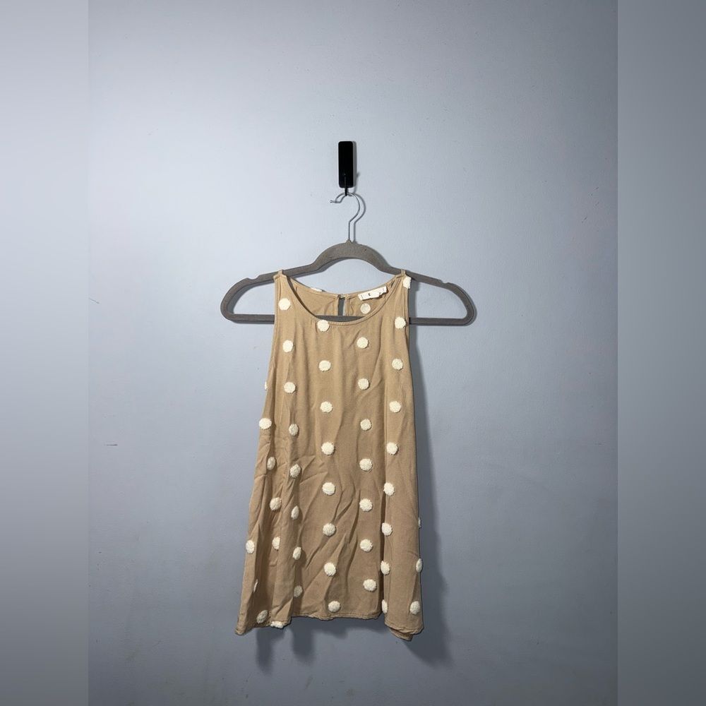 E&M beige sleeveless textured raised polka dot Top size medium EUC summer